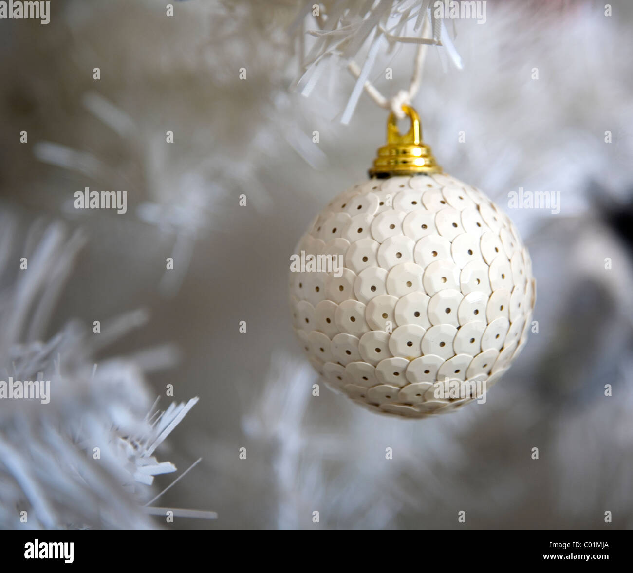 Weißen Pailletten Christbaumkugel am Weihnachtsbaum Stockfoto