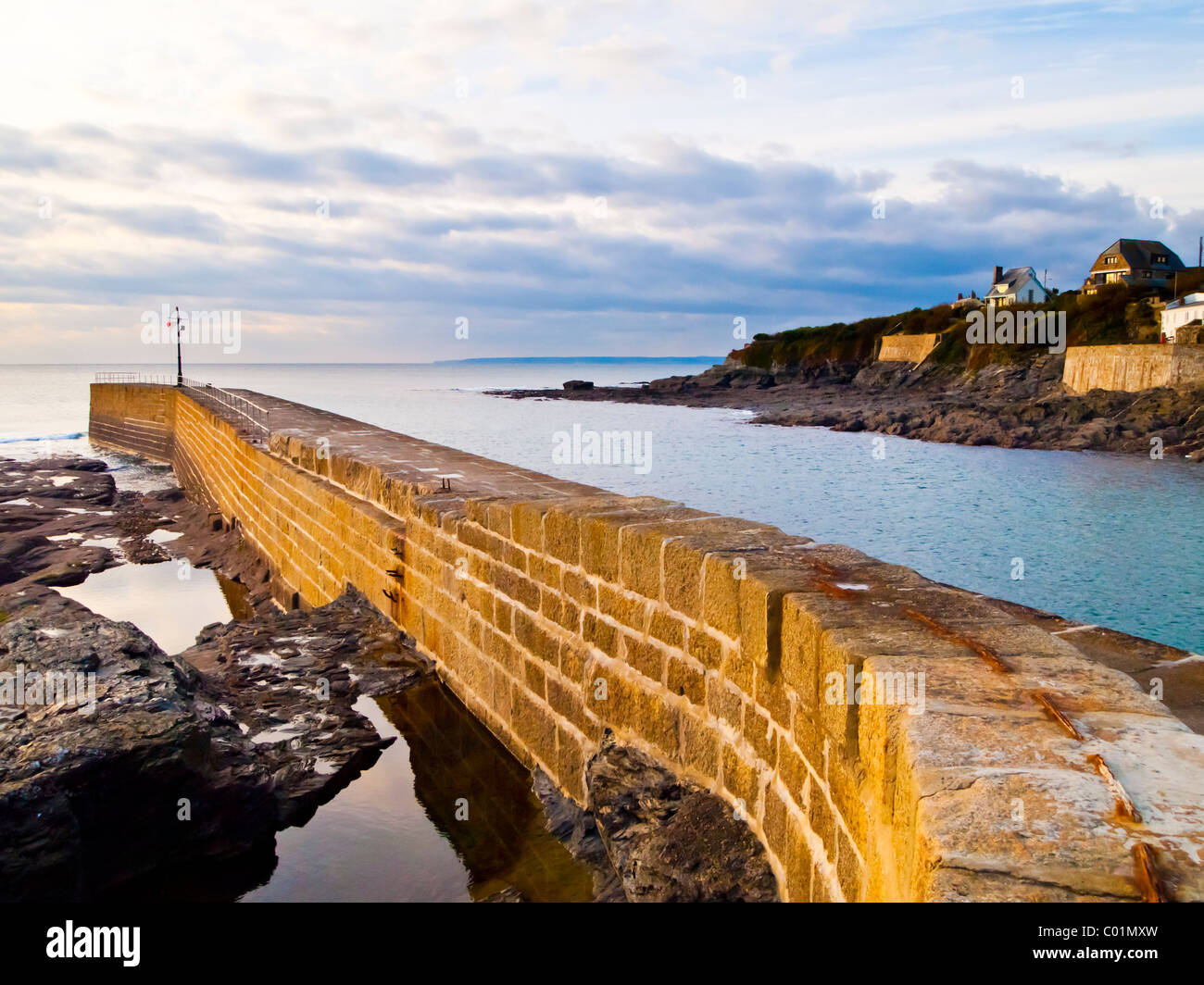 Die Hafeneinfahrt und die Pier in Porthleven Cornwall England Stockfoto