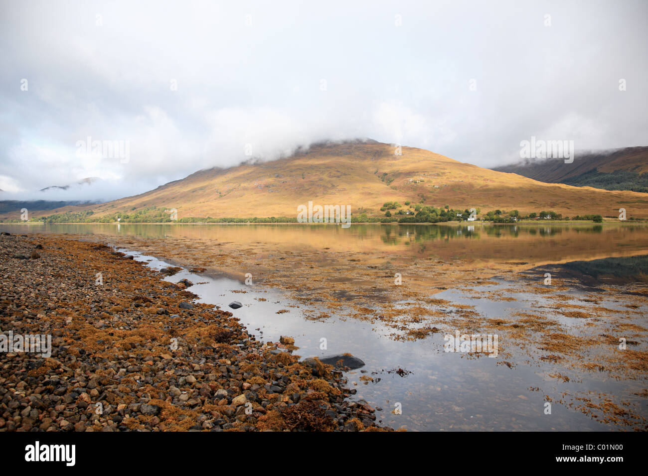 Berg und Cloud Reflexion in einem versoffen See Stockfoto