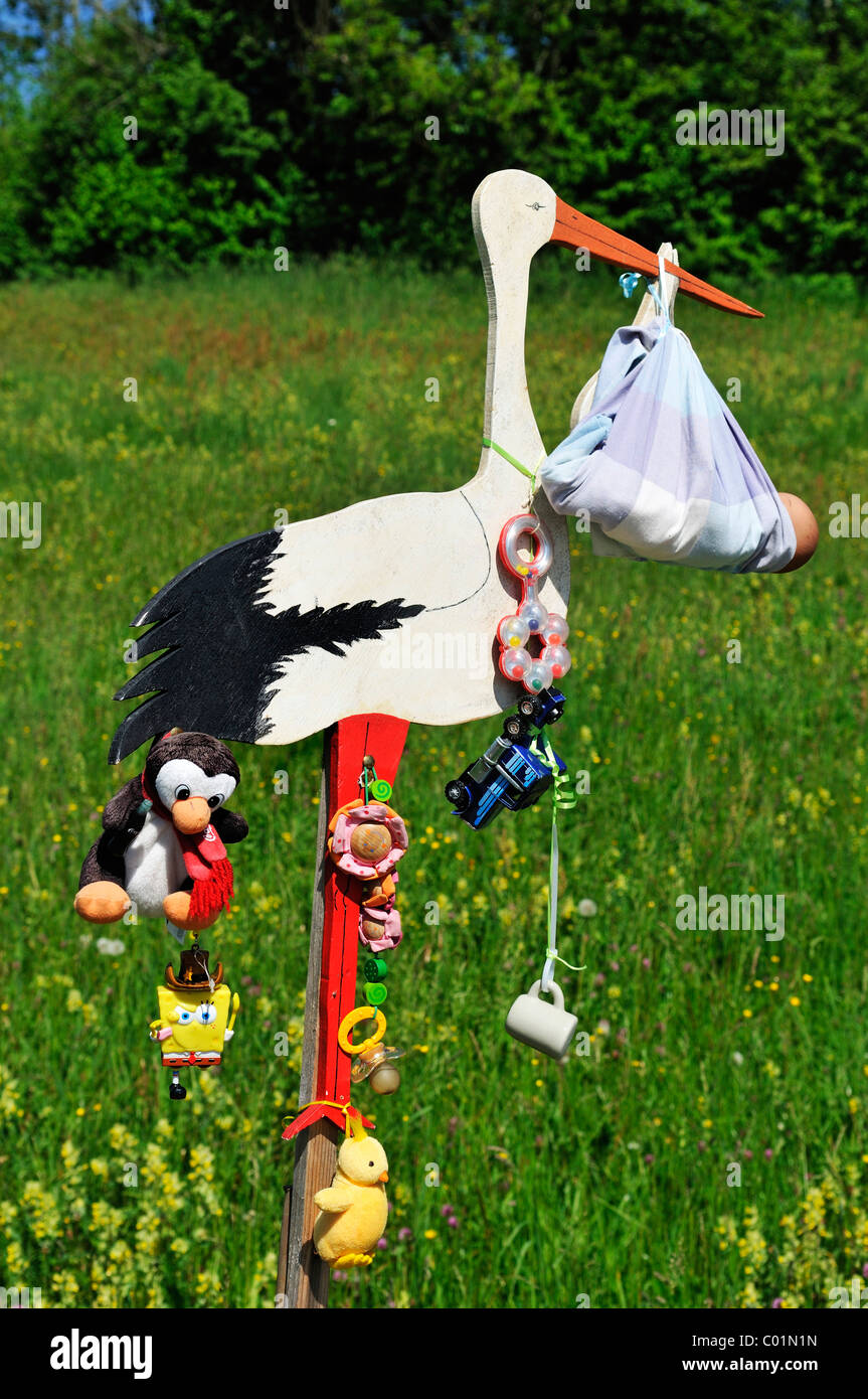 Storch zeigt die Geburt eines Kindes, örtlichen Gepflogenheiten, Reit Im Winkl, Bayern, Deutschland, Europa Stockfoto