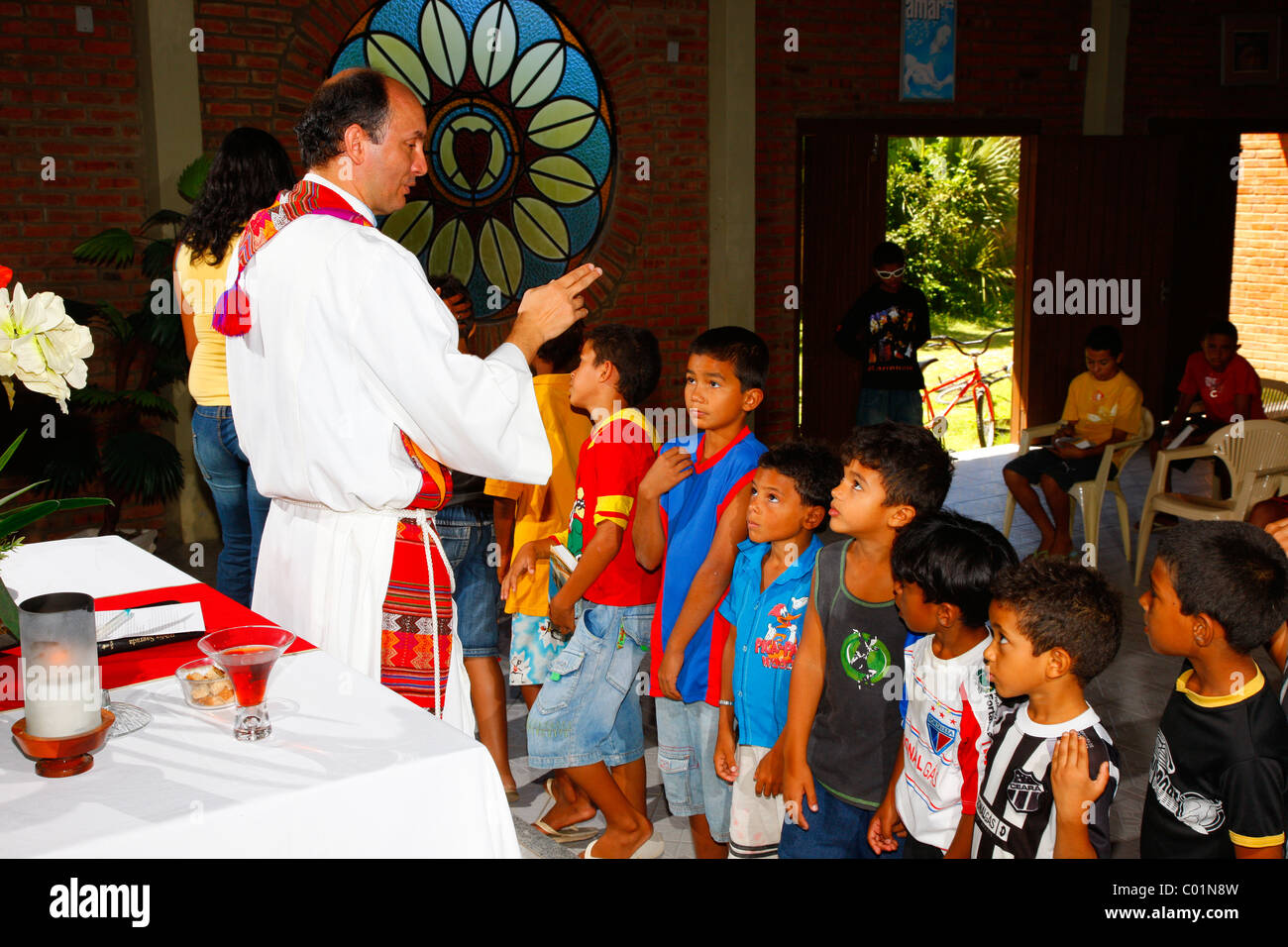 Priester Segen Kinder, Sonntagsschule, Fortaleza, Ceará, Brasilien, Südamerika Stockfoto