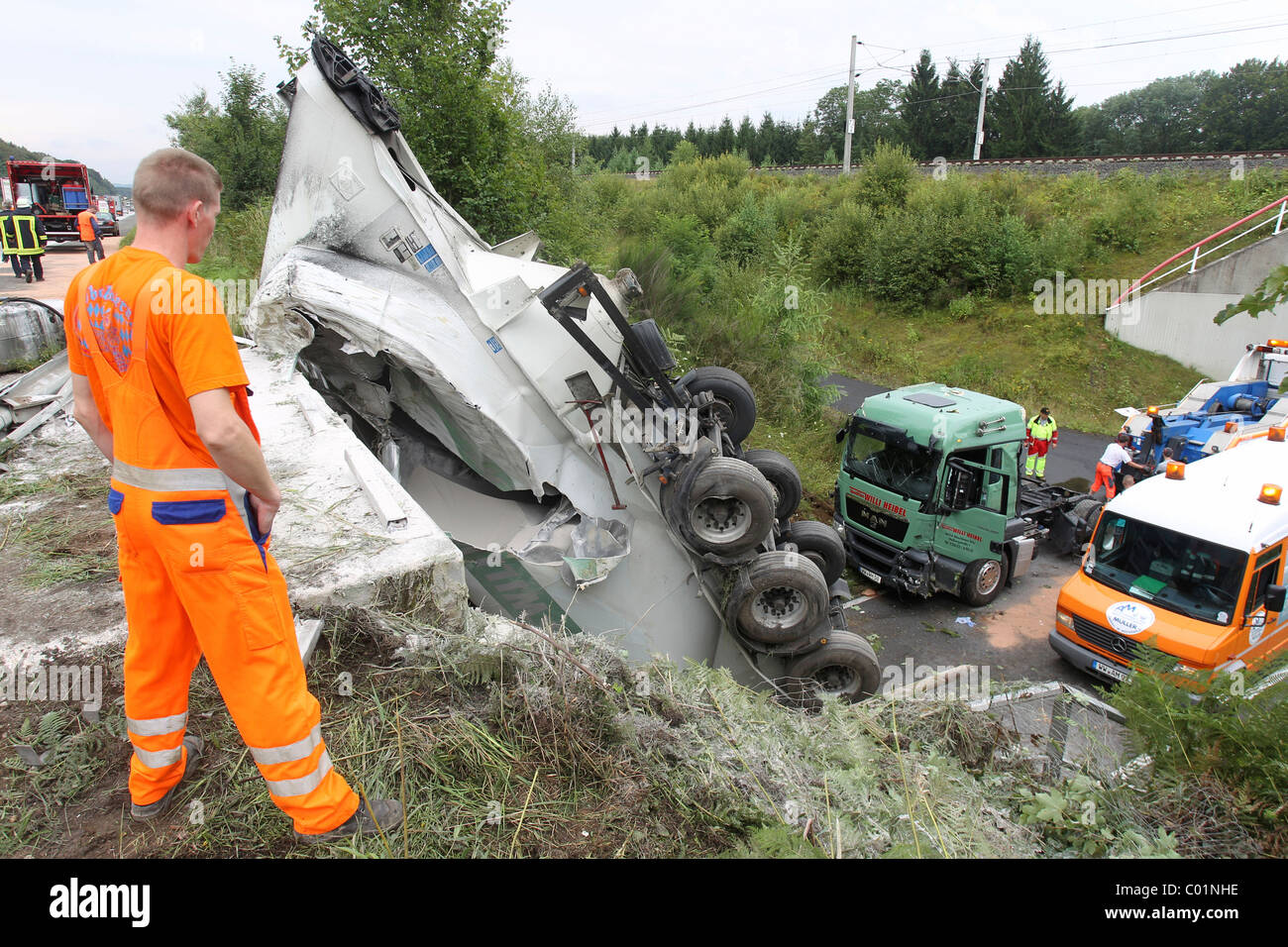 Ein Silo-LKW hat durch die Leitplanke der Autobahn A3 gebrochen und gefallen auf der Landstraße K119, Sessenhausen Stockfoto
