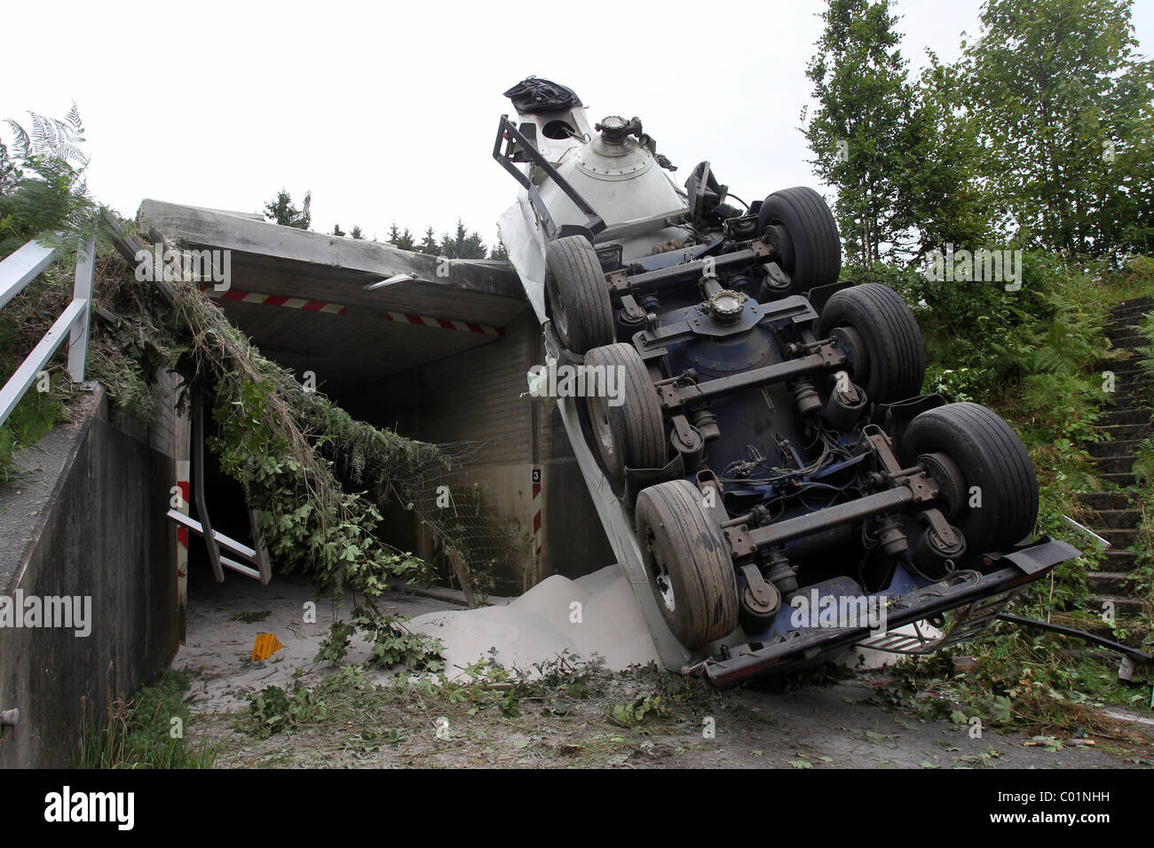 Ein Silo-LKW hat durch die Leitplanke der Autobahn A3 gebrochen und gefallen auf der Landstraße K119, Sessenhausen Stockfoto