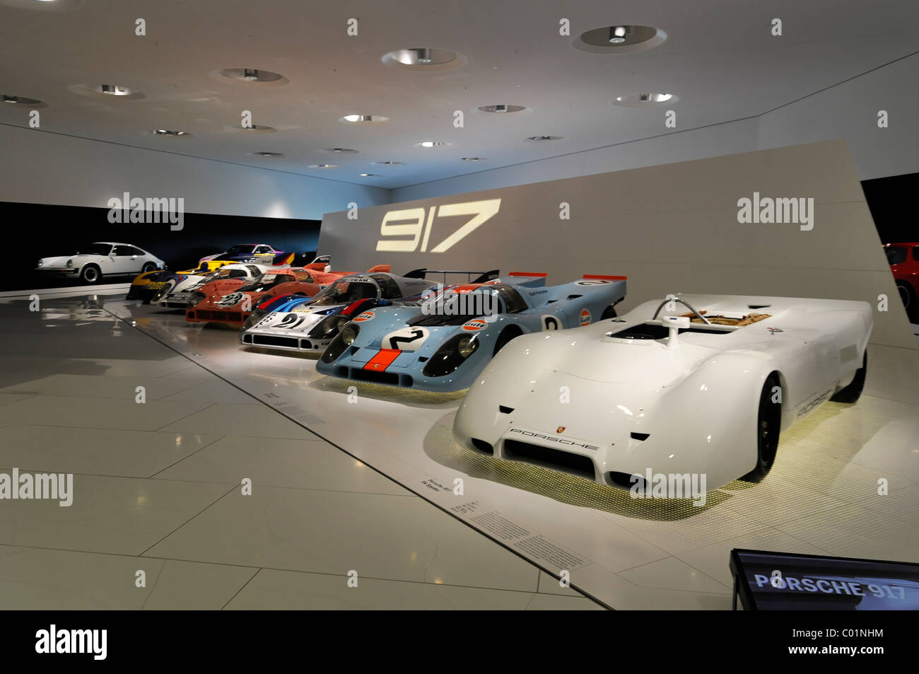 Porsche 917, an der Vorderseite einen Porsche 917 PA Spyder, Porsche Museum, Stuttgart, Baden-Württemberg, Deutschland, Europa Stockfoto