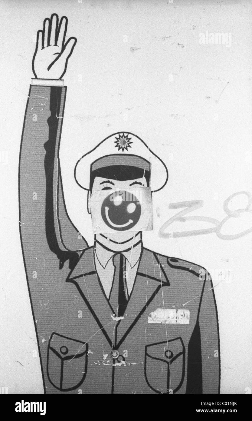 Polizei-Zeichen mit einem Smiley-Aufkleber Stockfoto