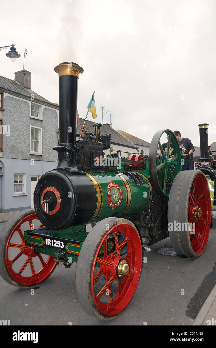 Dampf-Schlepper im Betrieb Straße Lokomotive als eine landwirtschaftliche Zugmaschine, Birr, County Offaly, Midlands, Republik Irland Stockfoto