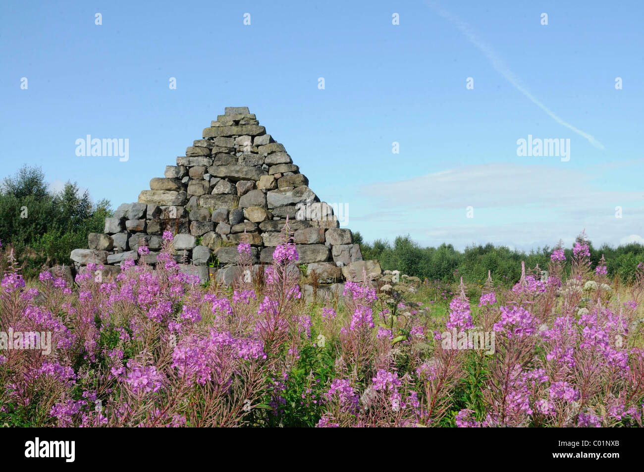 BOORA Pyramide, Steinskulptur von Eileen MacDonagh, Lough Boora Parklands und Skulptur Teil, unterstützt von der Europäischen Union Stockfoto