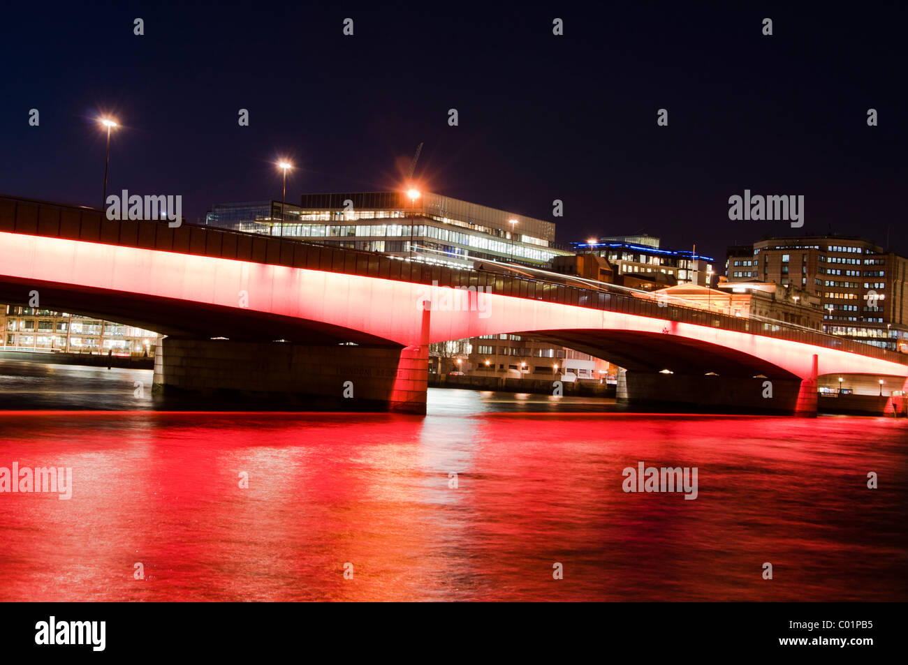 Eine beleuchtete London Bridge nach Einbruch der Dunkelheit, London, England. Stockfoto
