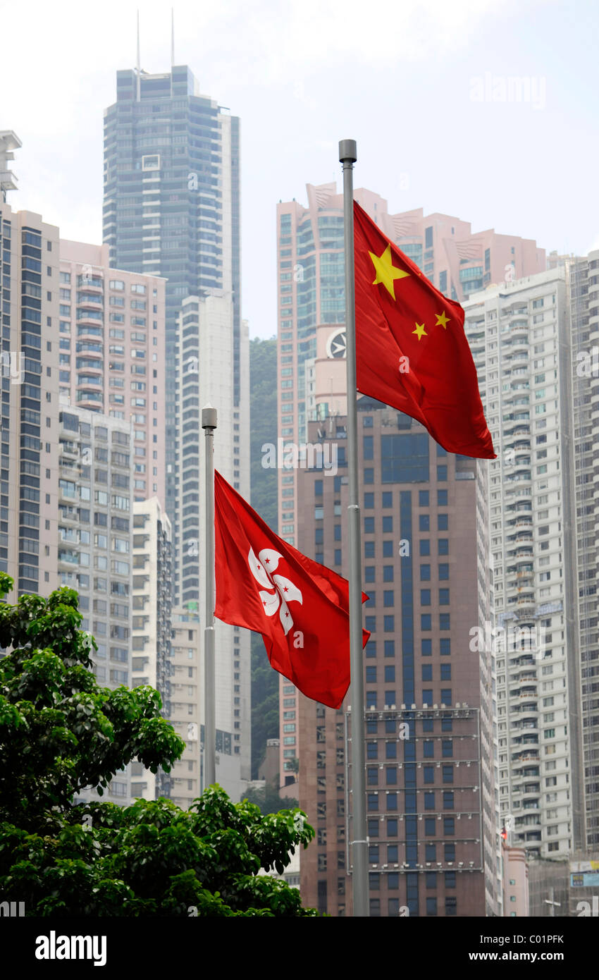 Flagge von Hong Kong und China vor Wolkenkratzer in Hongkong, China, Asien Stockfoto