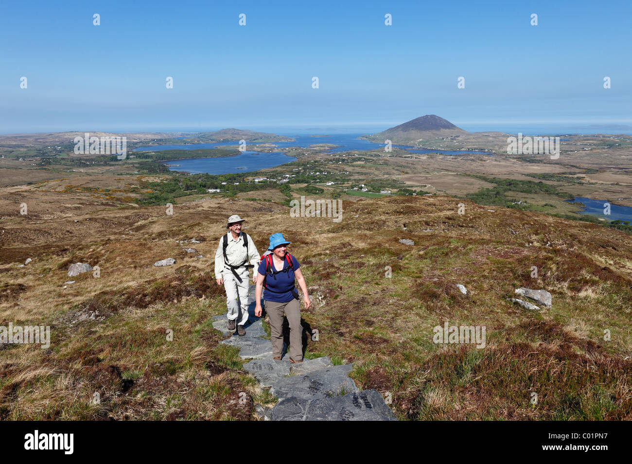 Wanderer, Klettern, Diamond Hill, Nationalpark Connemara, County Galway, Republik Irland, Europa Stockfoto