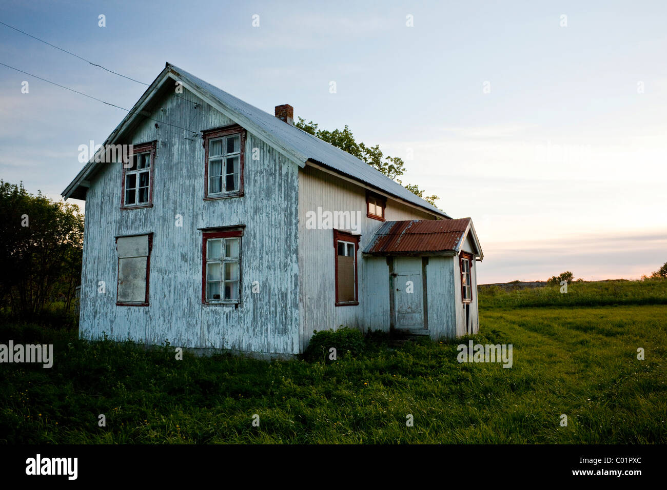 Verlassene alte Holzhaus in der Abenddämmerung, Gimsefjorde, Norwegen, Skandinavien, Europa Stockfoto