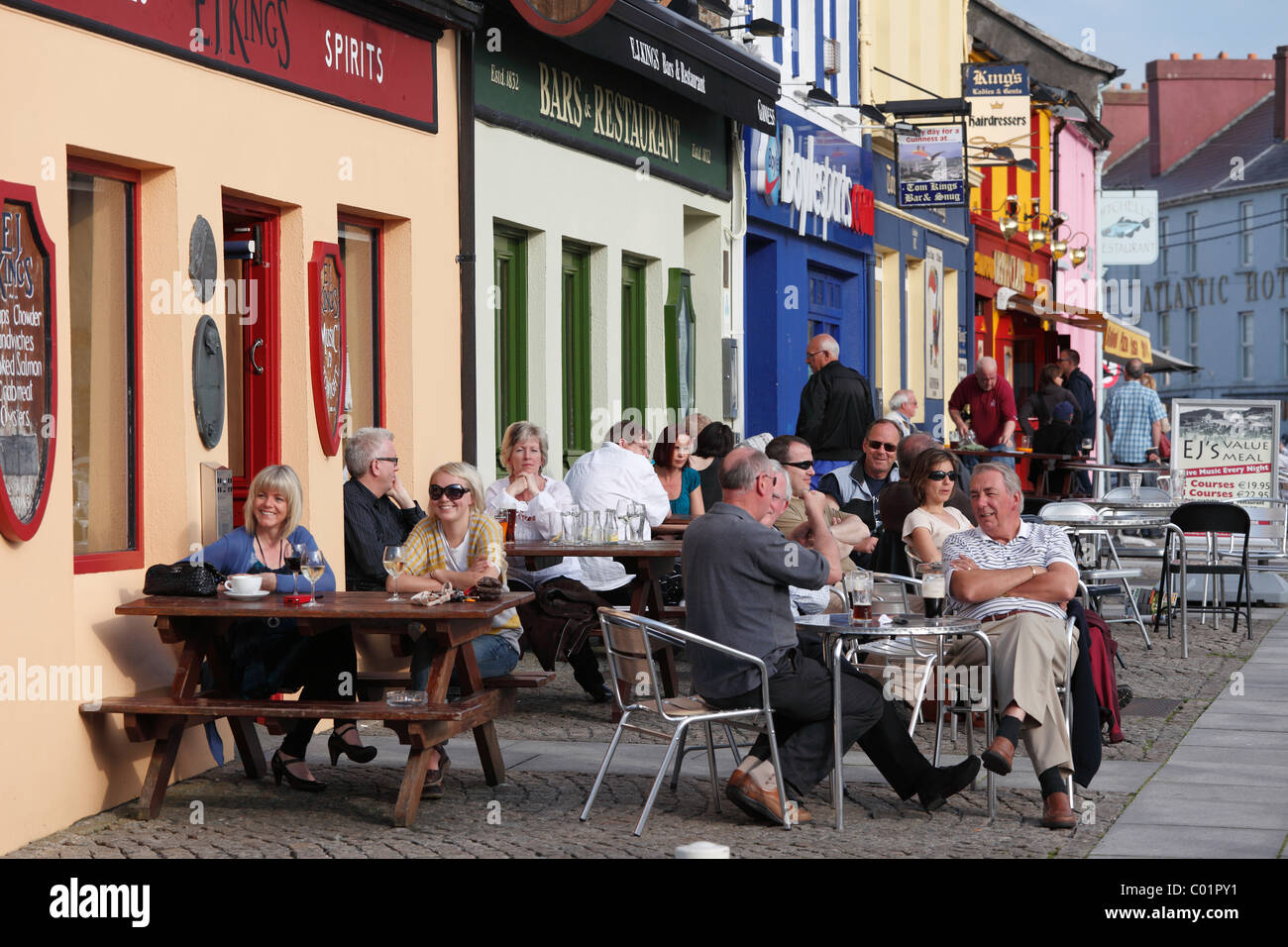 Kneipen in Clifden, Connemara, County Galway, Republik Irland, Europa Stockfoto