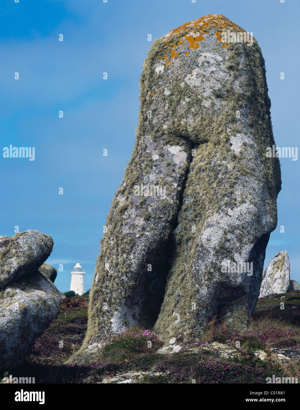 Eine suggestive natürliche Gesteinsformation, die weiblichen Genitalien ähnelt, auf der Insel St. Agnes, Isles of Scilly, Großbritannien Stockfoto