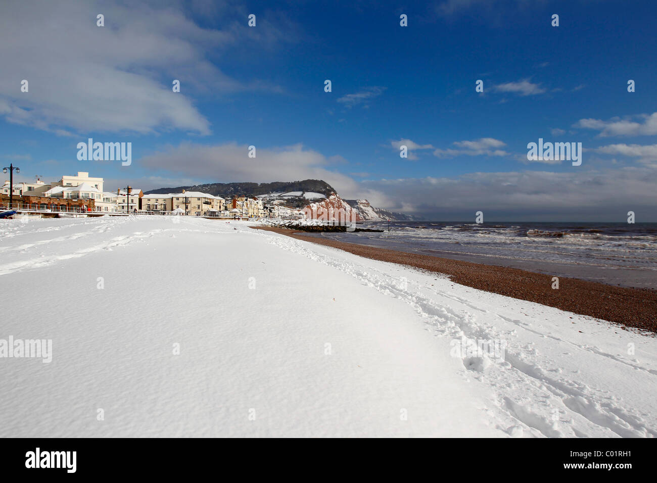 Eine verschneite Landschaftsbild von Sidmouth Strand in Devon, England Stockfoto