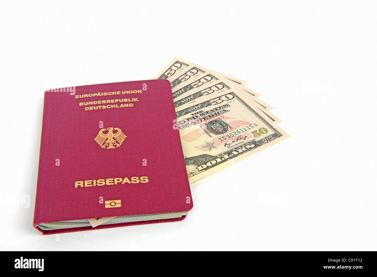 Mehreren $ 50 Rechnungen, Pass von der Bundesrepublik Deutschland, symbolisch für eine Reise planen Stockfoto