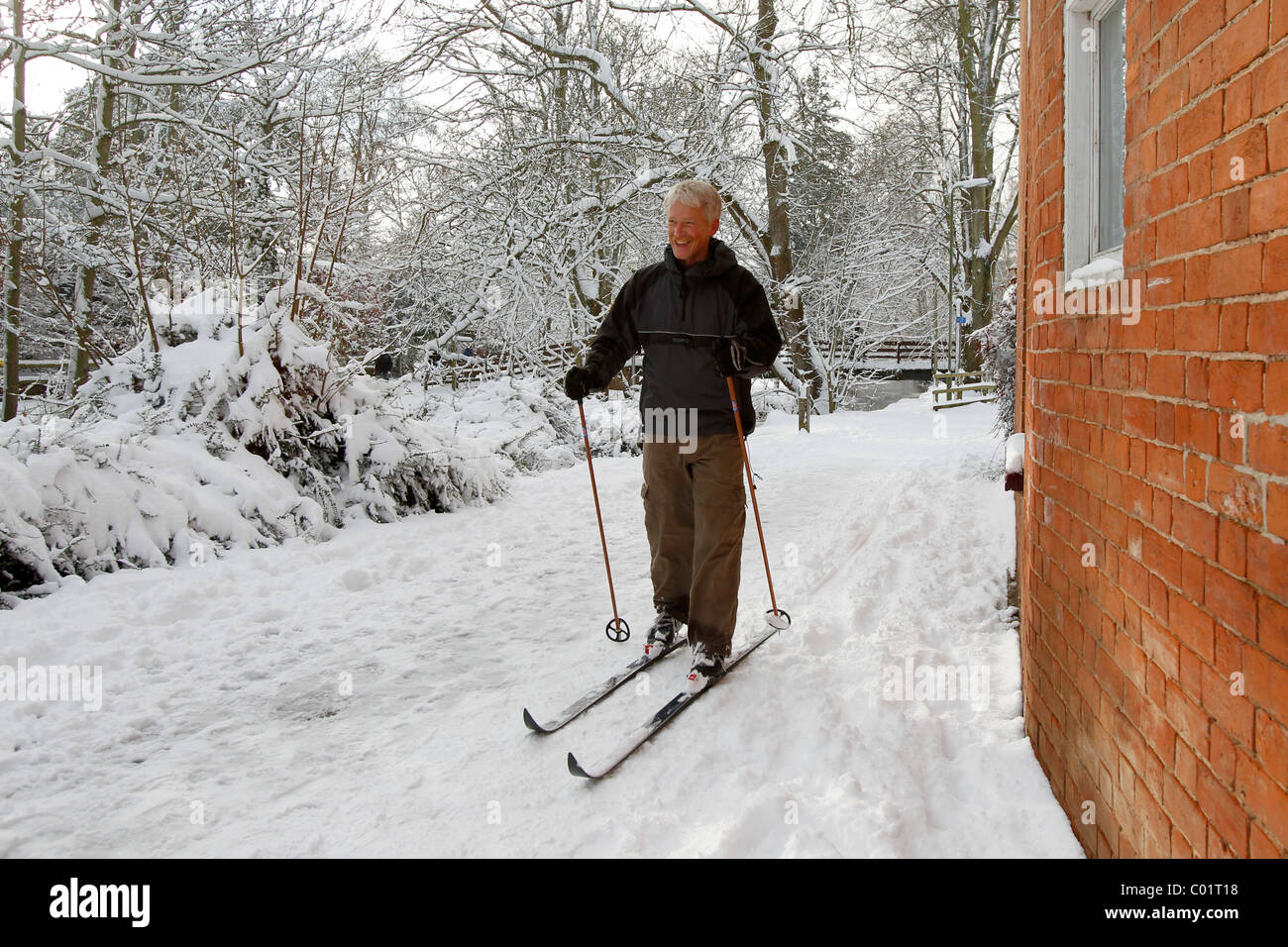 Ein Mann fährt entlang eines Pfads in Devon Stockfoto
