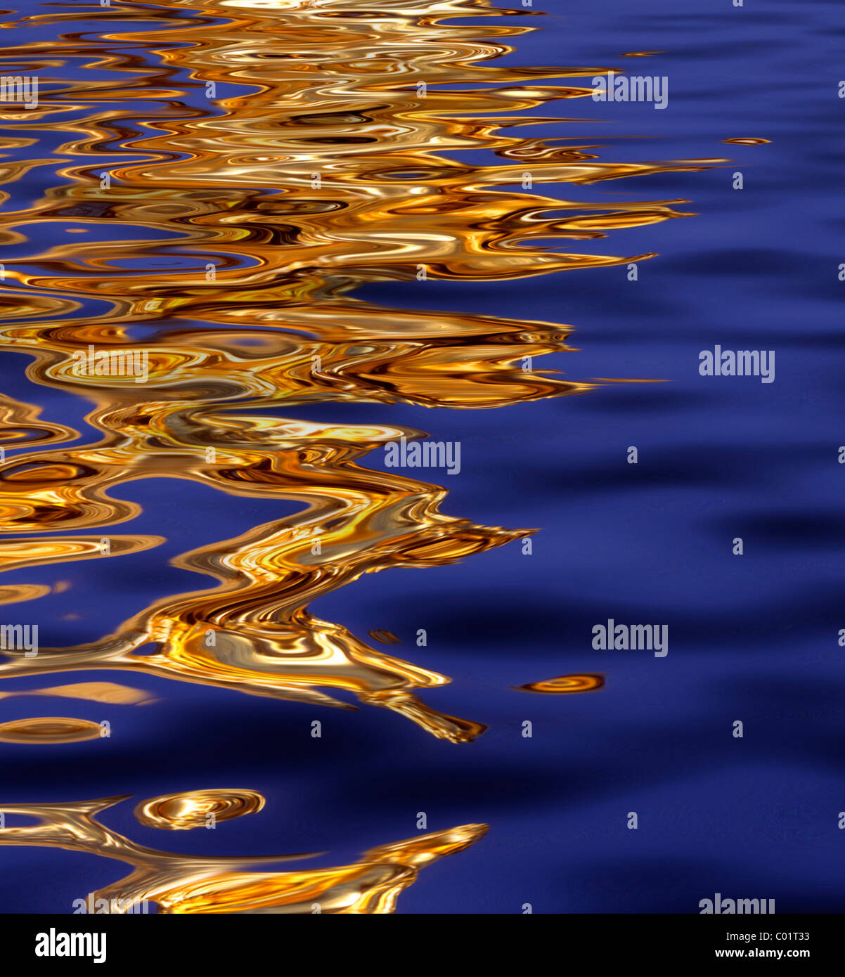 Goldfarbene Reflexion auf dem Wasser, Hintergrund Stockfoto