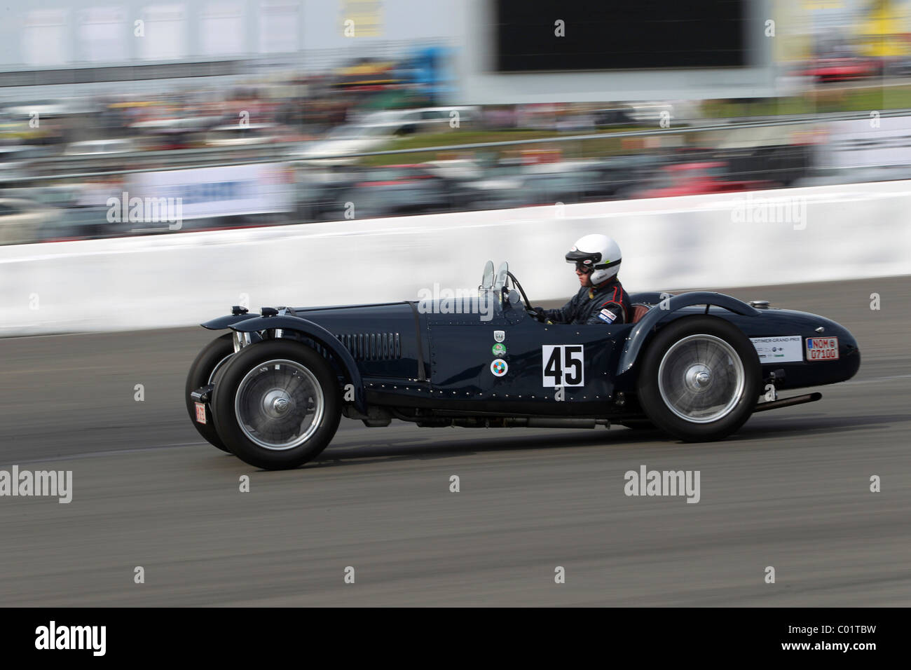 Rennen der Vorkriegs-Fahrzeuge, Dr. Marco Schoop in Riley MPH von 1934, Oldtimer-Grand-Prix 2010 für Oldtimer auf der Stockfoto