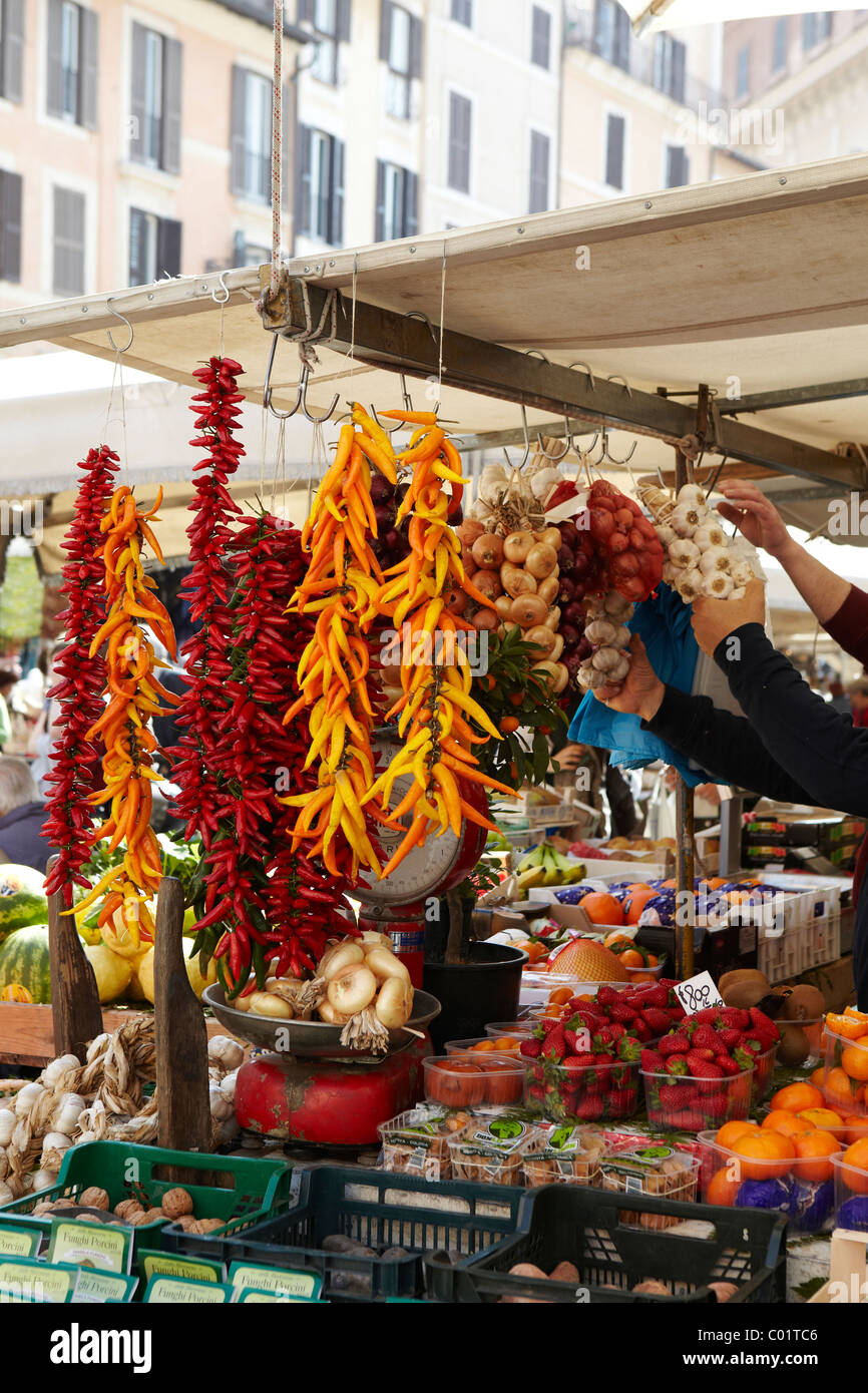 Chili auf einem Markt in Rom, Italien Stockfoto