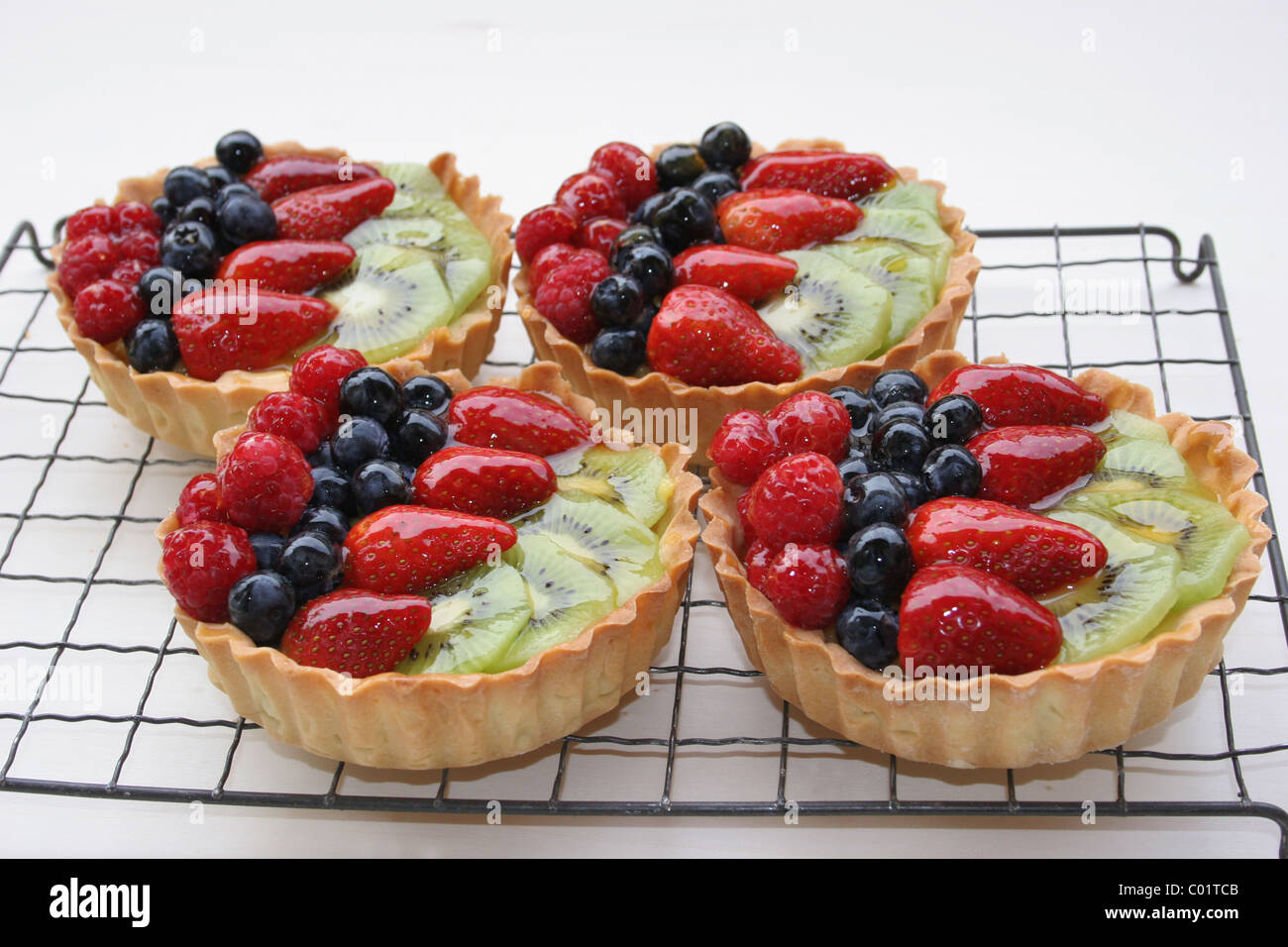 Obstkuchen, ruht auf einem kühlenden Tablett nach wird glasiert Stockfoto