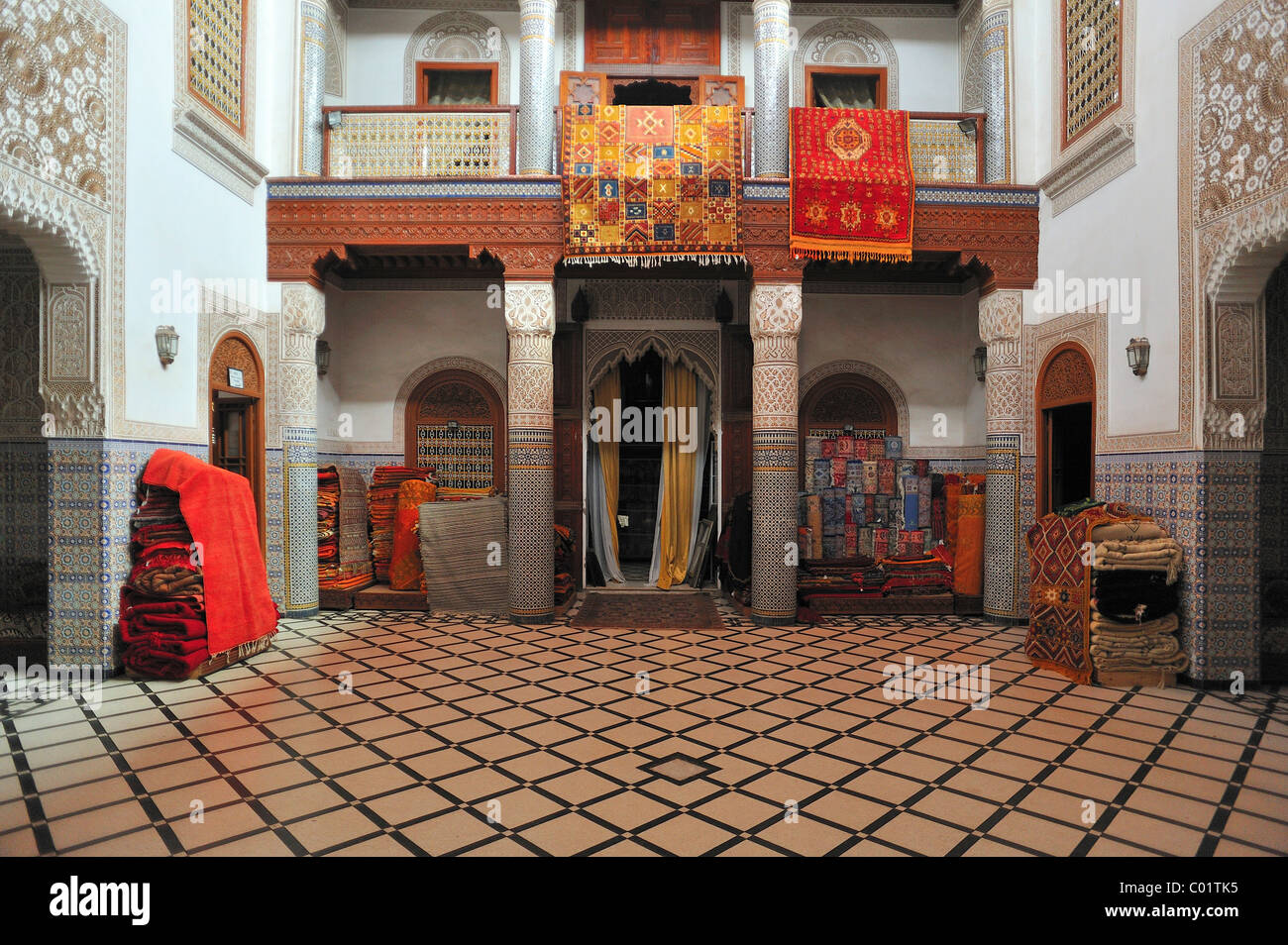 Teppiche von einem Teppichhändler, zum Verkauf in ein altes Riad, Schlosshof, Marrakesch, Marokko, Afrika Stockfoto