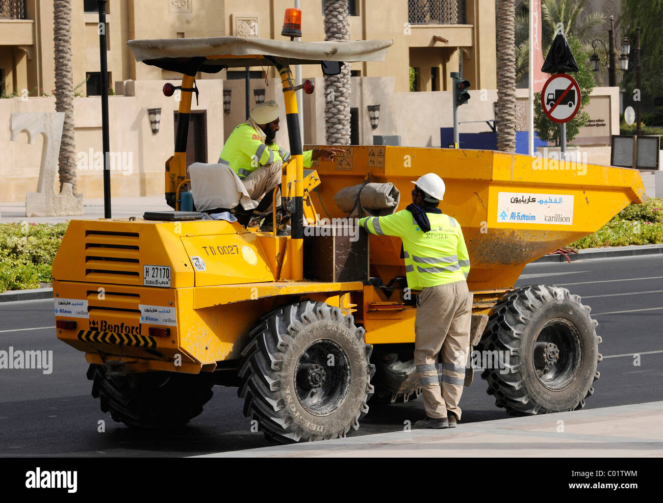 Bauarbeiter, miteinander reden, Dubai, Vereinigte Arabische Emirate, Naher Osten Stockfoto