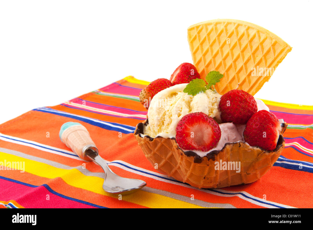 Frisches Eis Tasse mit Erdbeeren und Waffel in Sommerfarben Stockfoto