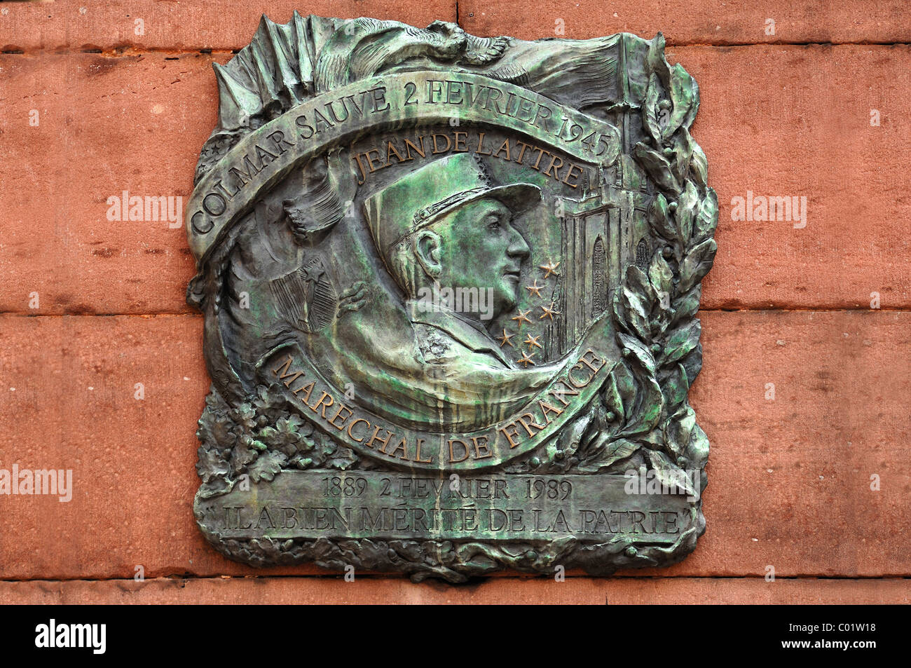 Gedenktafel in Erinnerung an die Befreiung Frankreichs im zweiten Weltkrieg, 2. Februar 1945, mit dem Porträt von General Jean de Lattre Stockfoto