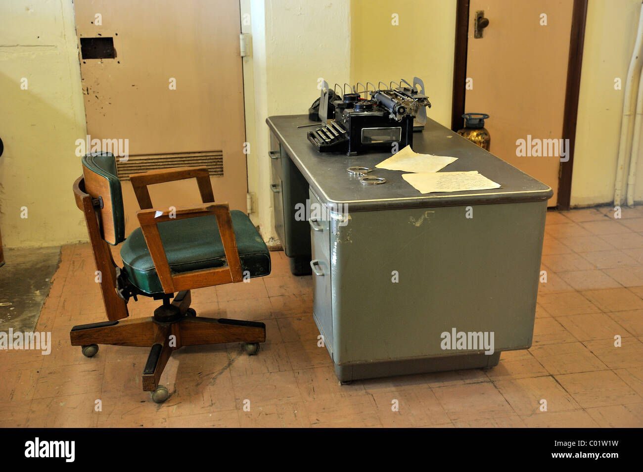 Schreibtisch des Offiziers auf Uhr in das Gefängnis Alcatraz Island, Kalifornien, USA Stockfoto