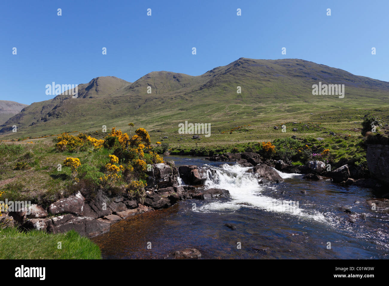 Bundorragha River, Ben Gorm Berg auf der Rückseite, Doolough Tal, County Mayo, Provinz Connacht, Republik Irland, Europa Stockfoto