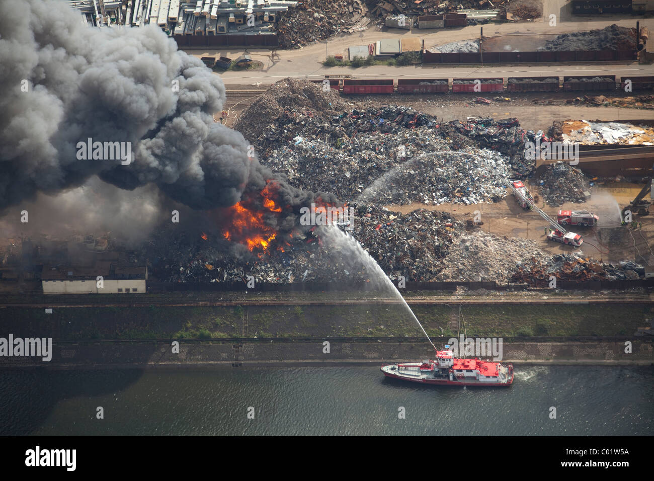 Luftaufnahme, Rauch, Feuer auf einer Schrott-Insel im Duisport Binnenhafen Duisburg, Ruhrgebiet Großraum, North Rhine-Westphalia Stockfoto