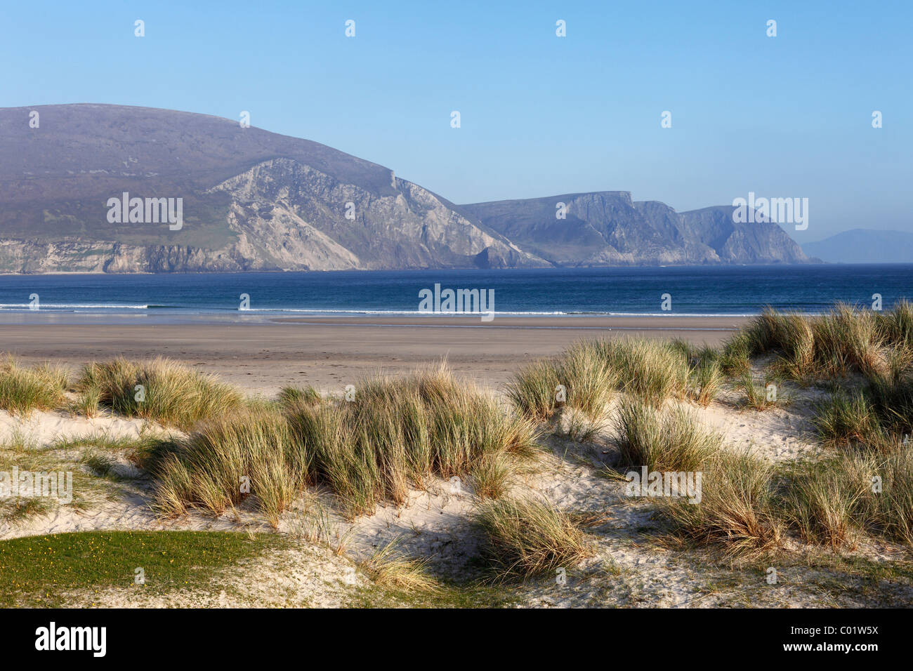 Kiel-Strand, Klippen und Dooega Head, Achill Island, County Mayo, Provinz Connacht, Republik Irland, Europa Stockfoto