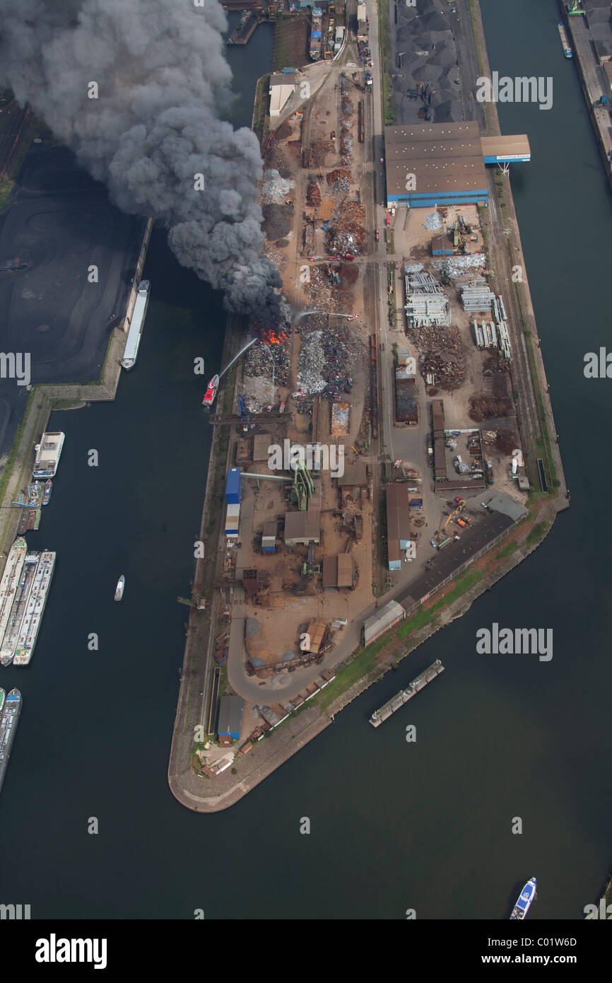 Luftaufnahme, Rauch, Feuer auf einer Schrott-Insel im Duisport Binnenhafen Duisburg, Ruhrgebiet Großraum, North Rhine-Westphalia Stockfoto