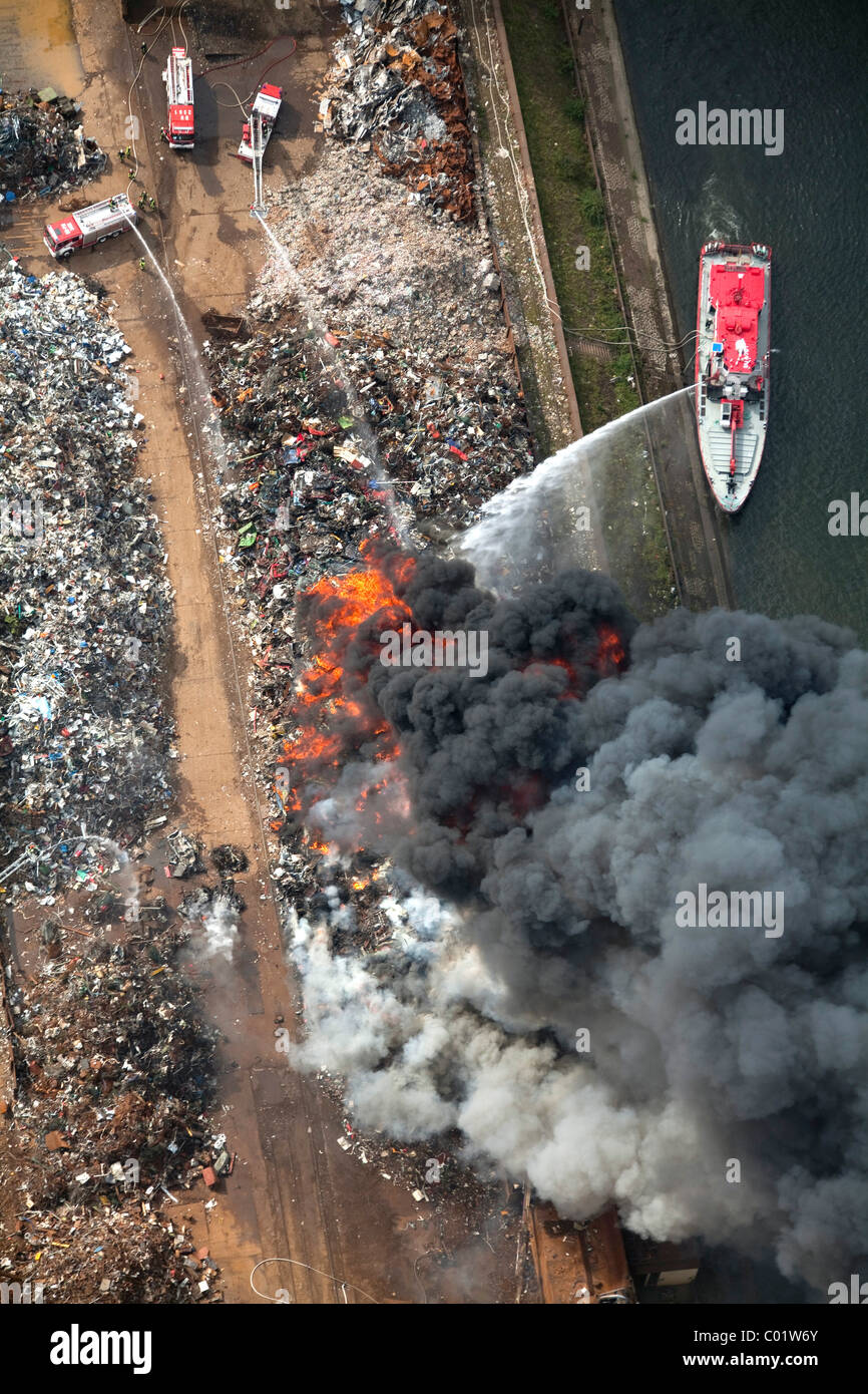 Luftaufnahme, Rauch, Feuer auf einer Schrott-Insel im Duisport Binnenhafen Duisburg, Ruhrgebiet Großraum, North Rhine-Westphalia Stockfoto