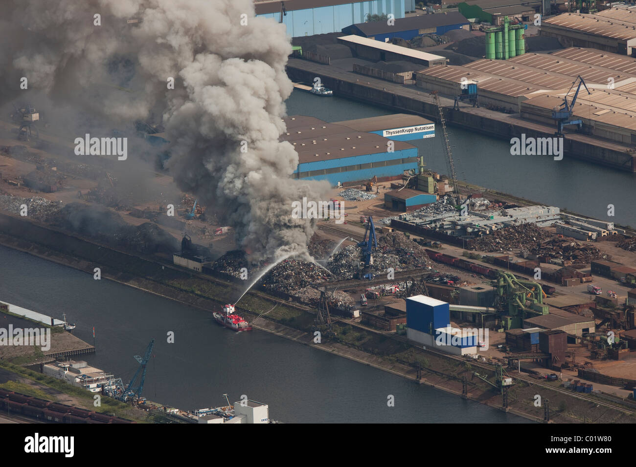 Luftaufnahme, Rauch, Feuer auf einer Schrott-Insel im Duisport Binnenhafen Duisburg, Ruhrgebiet Großraum, North Rhine-Westphalia Stockfoto