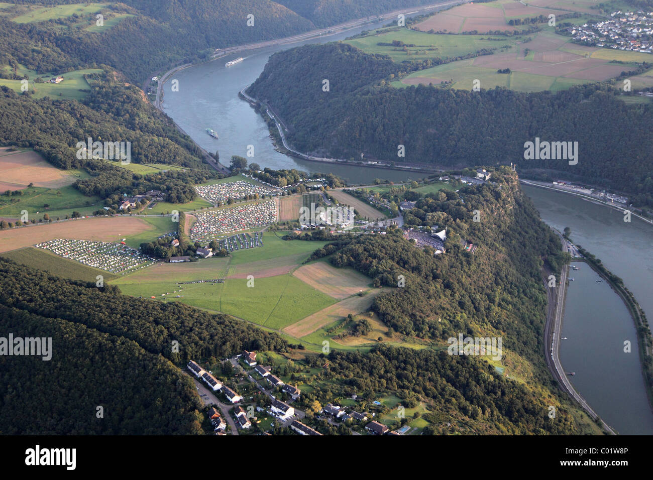 Luftbild, Freilichtbuehne Loreley Freilichtbühne auf der Loreley-Plateau am Loreley-Felsen, hoch über dem Rhein während einer Stockfoto