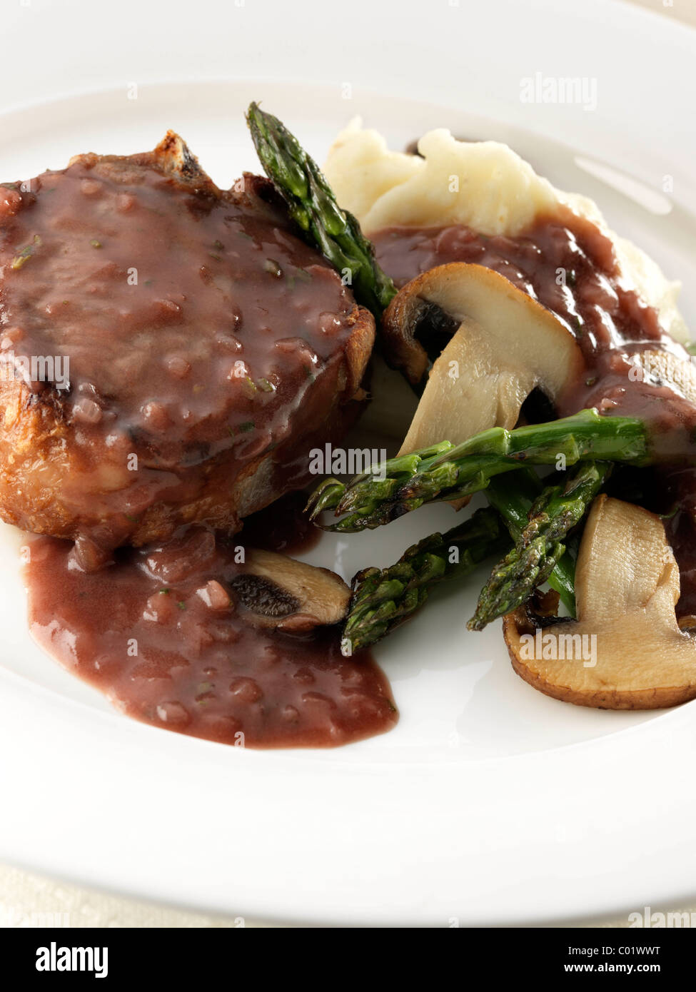 Lammkotelett mit Spargel-Champignons und Kartoffelpüree Stockfoto