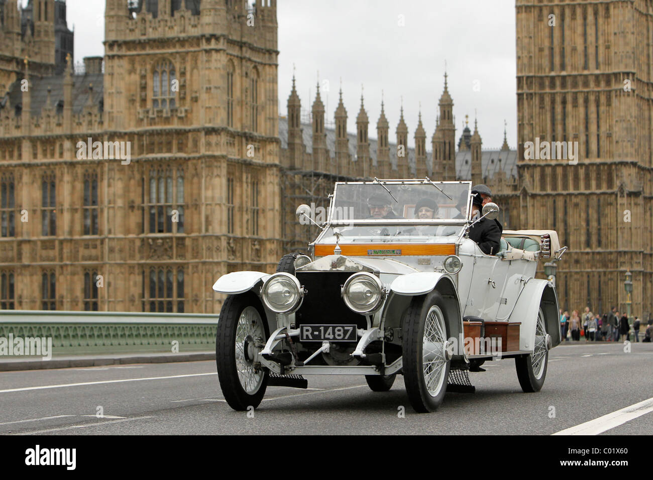 Ein Oldtimer Rolls Royce Silver Ghost fährt vorbei die Houses of Parliament im Zentrum von London Stockfoto