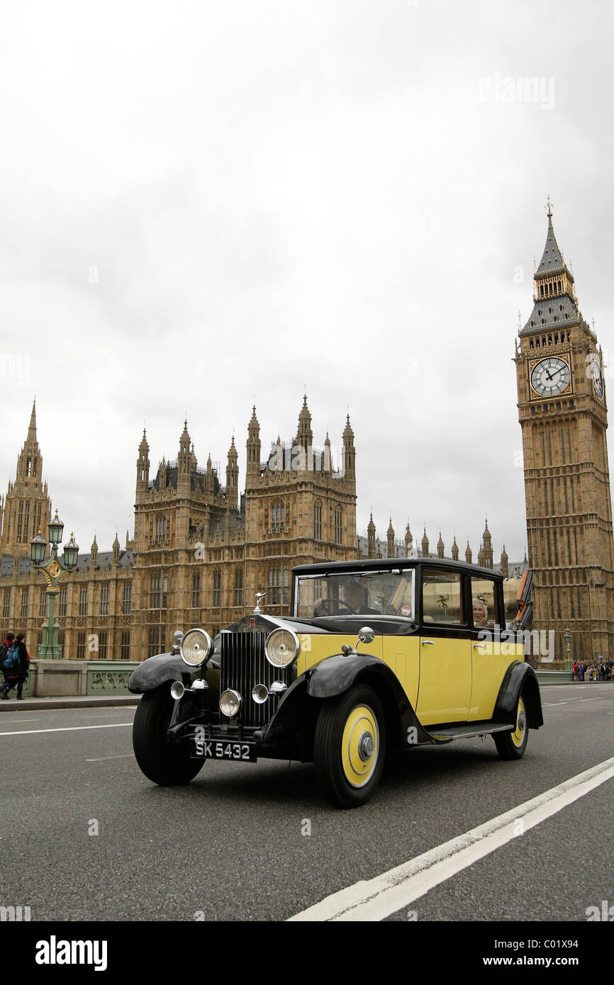 Eine 1932 20/25 Oldtimer Rolls Royce fährt vorbei an Big Ben im Zentrum von London Stockfoto