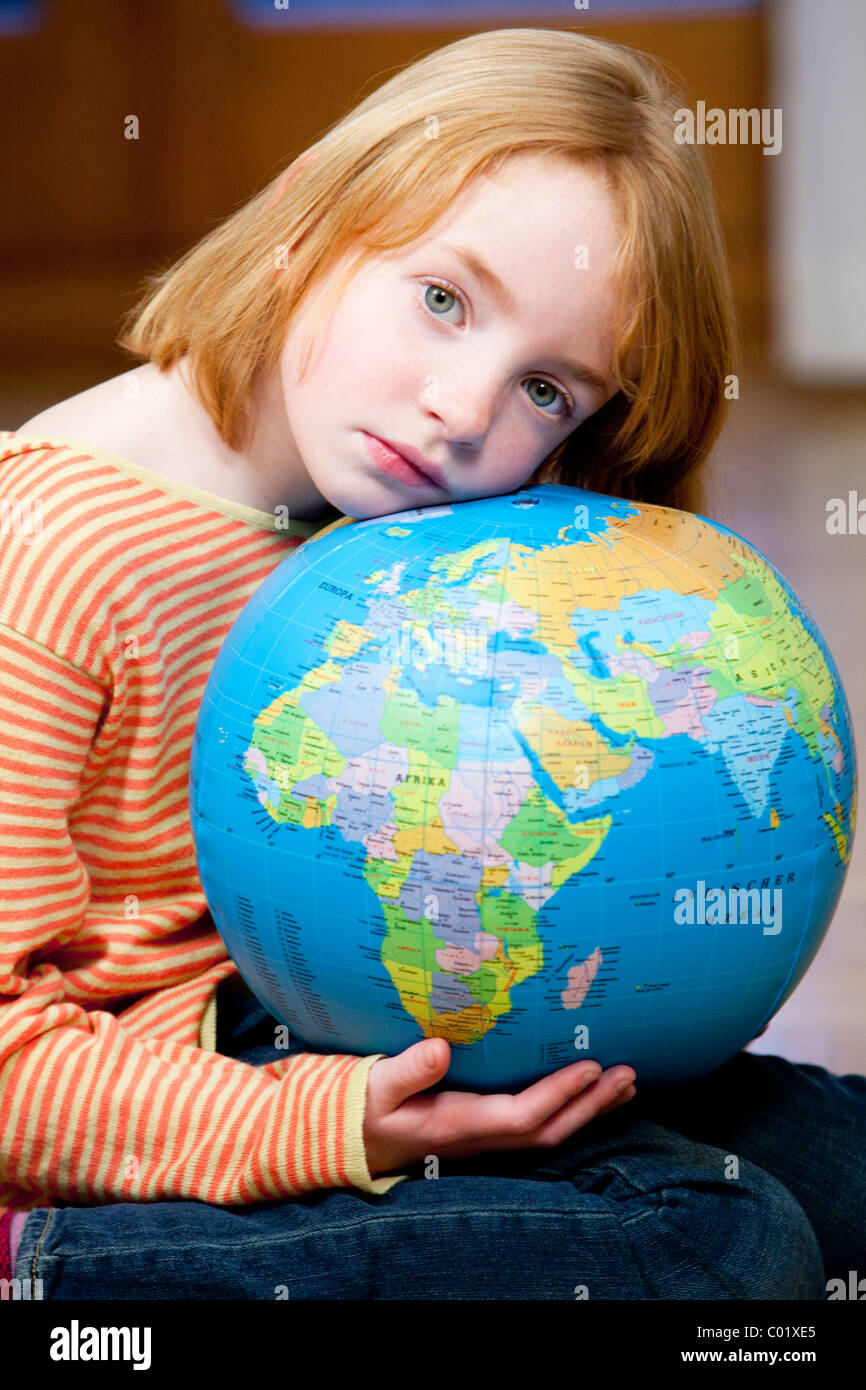 Mädchen mit Globus Stockfoto