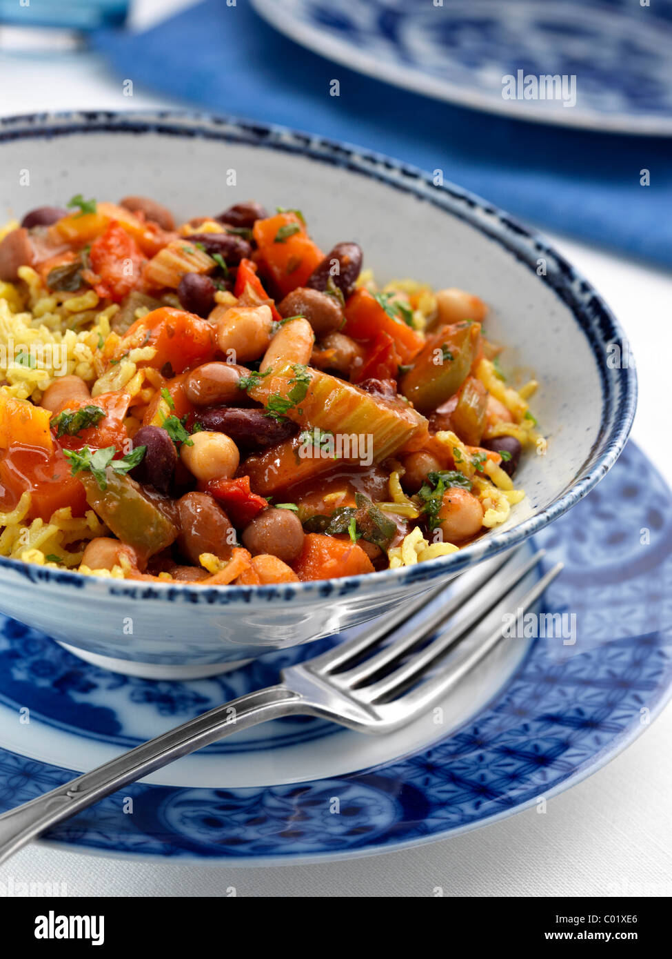 Einzelne Portion rote Kidney-Bohnen Kichererbsen und Reissalat Stockfoto