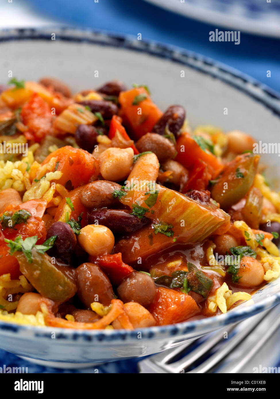 Einzelne Portion rote Kidney-Bohnen Kichererbsen und Reissalat Stockfoto