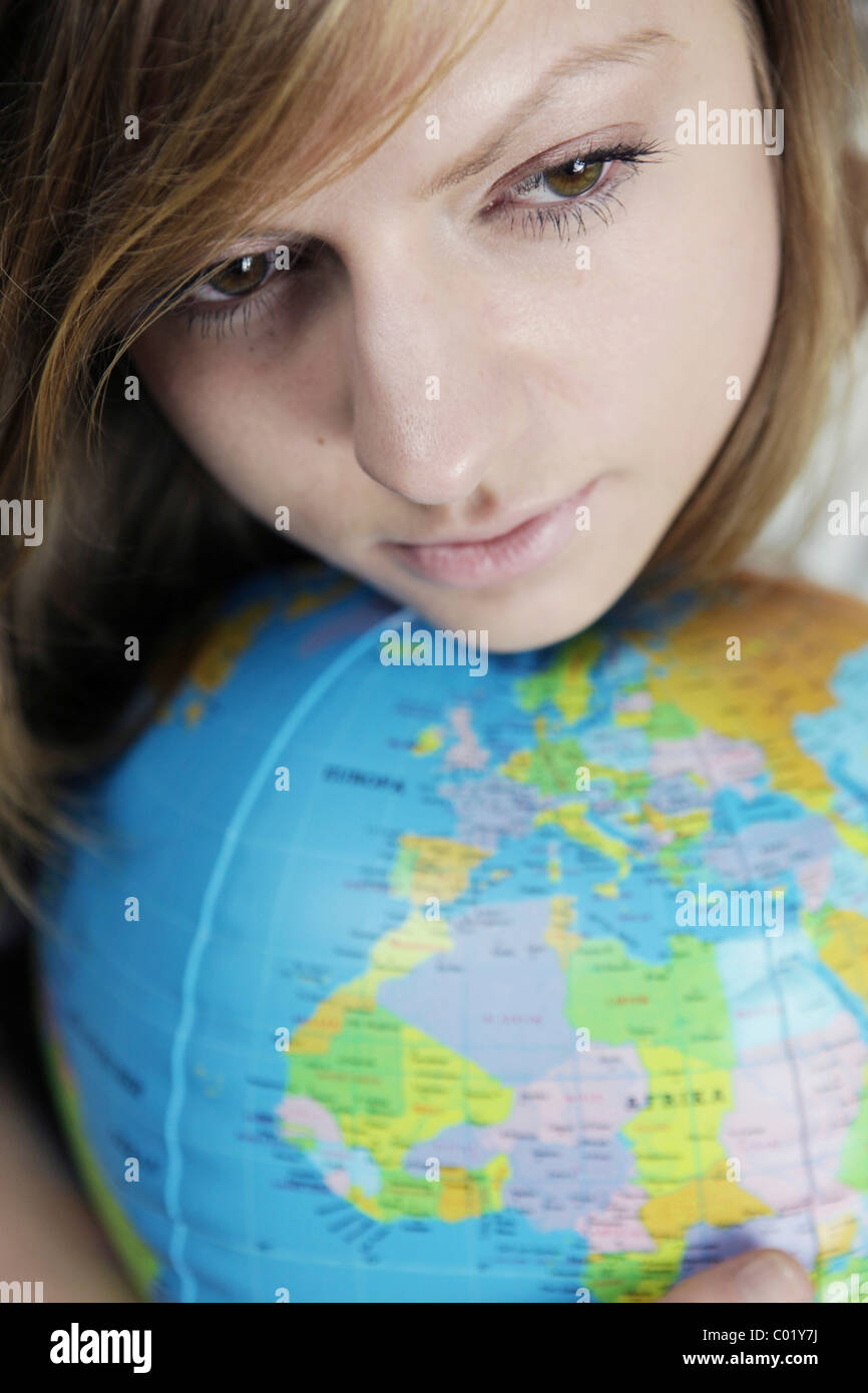 Junge Frau mit Globus Stockfoto