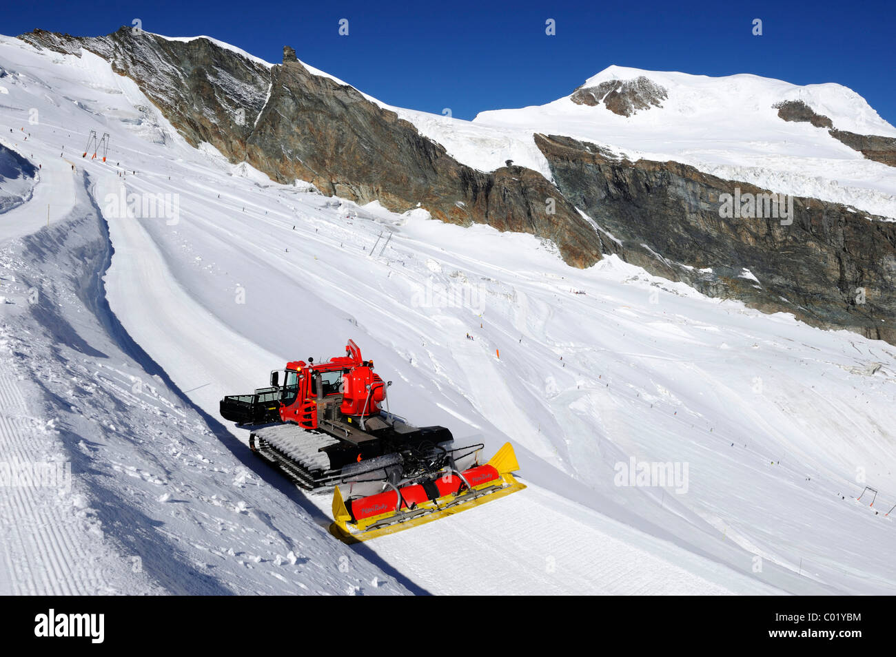 Pistenbully auf Mt. Mittelallalin, das Sommer-Skigebiet von Saas Fee, Wallis, Schweiz, Europa Stockfoto
