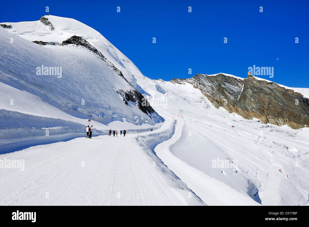 Mt. Allalinhorn mit Sommerski Pisten im Vordergrund, Saas Fee, Wallis, Schweiz, Europa Stockfoto
