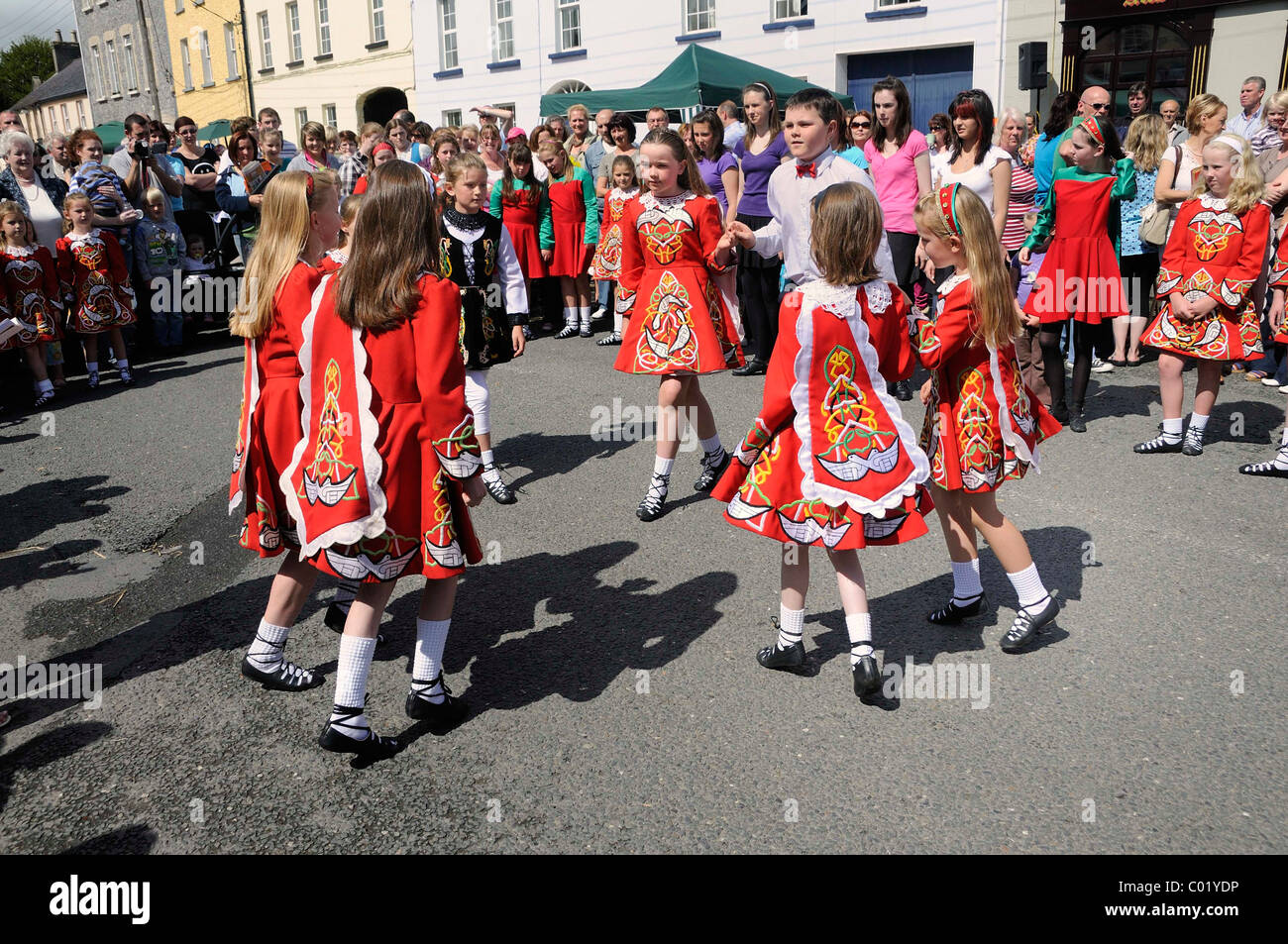 Kinder in Tracht mit Neo-keltische Motive für eine Veranstaltung mit Irish dancing auf der Messe Stadt, Birr, Offaly, Midlands Stockfoto