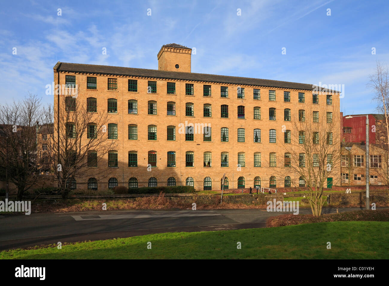 Union Mühlen ehemaligen Textilfabrik von Huddersfield Narrow Canal, renoviert, Wohnungen, Milnsbridge, Huddersfield, West Yorkshire, England, UK. Stockfoto