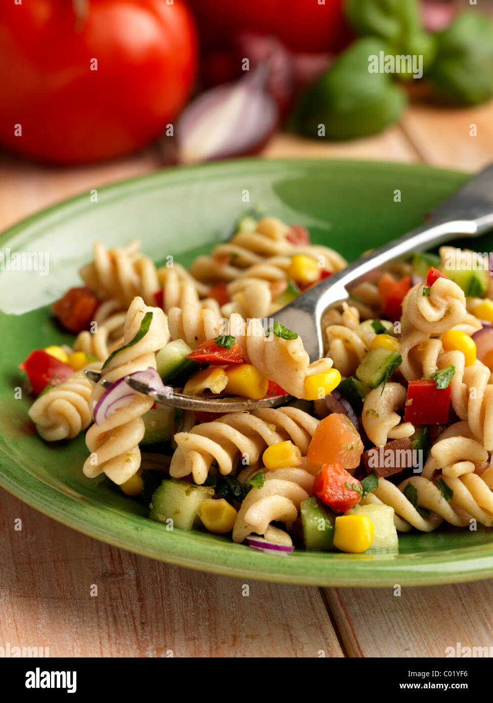 Einzelne Portion vegetarische Dinkel Pasta-Salat Stockfoto