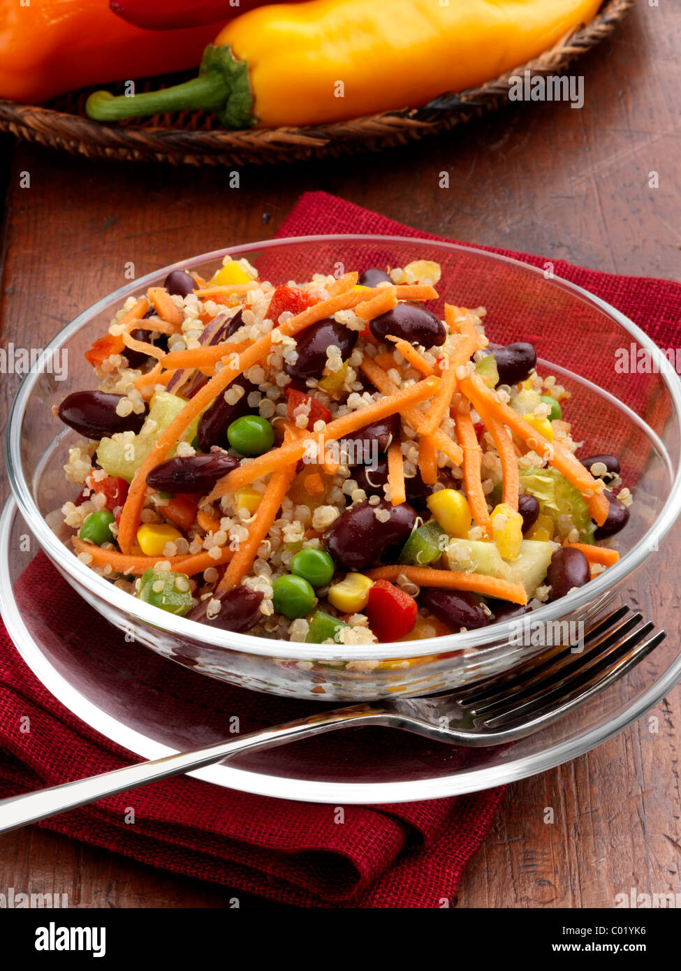 Einzelne Portion Quinoa Salat mit Erbsen Mais Möhren Paprika rote Bohnen vegetarische Mahlzeit Stockfoto