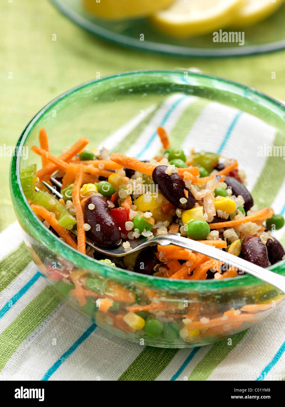 Vegetarische Quinoa Salat mit Erbsen Karotten Sellerie rote Kidney-Bohnen Stockfoto